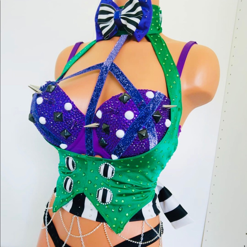 Joker rave outfit includes top, choker and belt